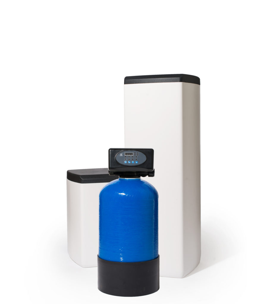 Budget waterontharder met 15l blauwe hars fles, de ontharder staat in opstelling met zowel een klein als een groot zoutvat.