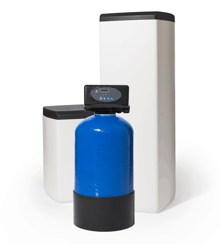 Budget waterontharder met 15l blauwe hars fles, de ontharder staat in opstelling met zowel een klein als een groot zoutvat.