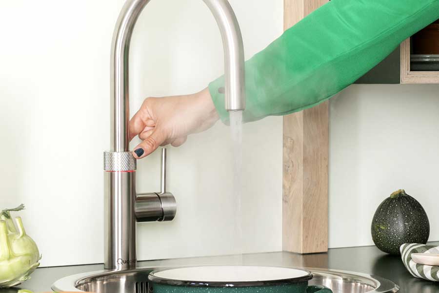 Zilveren Quoocker kraan in moderne keuken