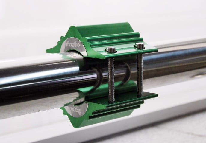 Magika groene magneet ontharder gelemd om ijzeren waterleiding.