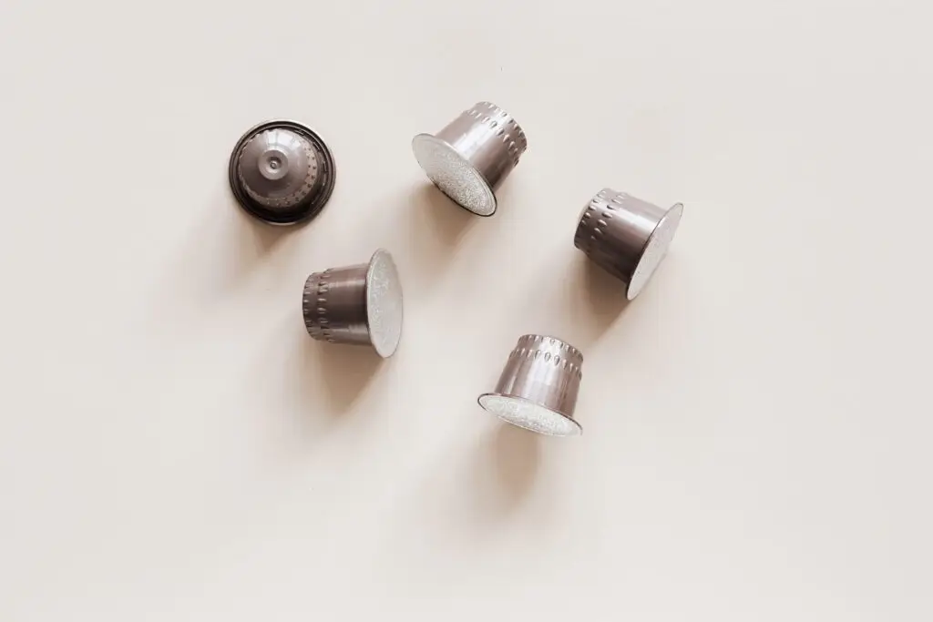 Nespresso cupjes liggend op een lichte achtergrond