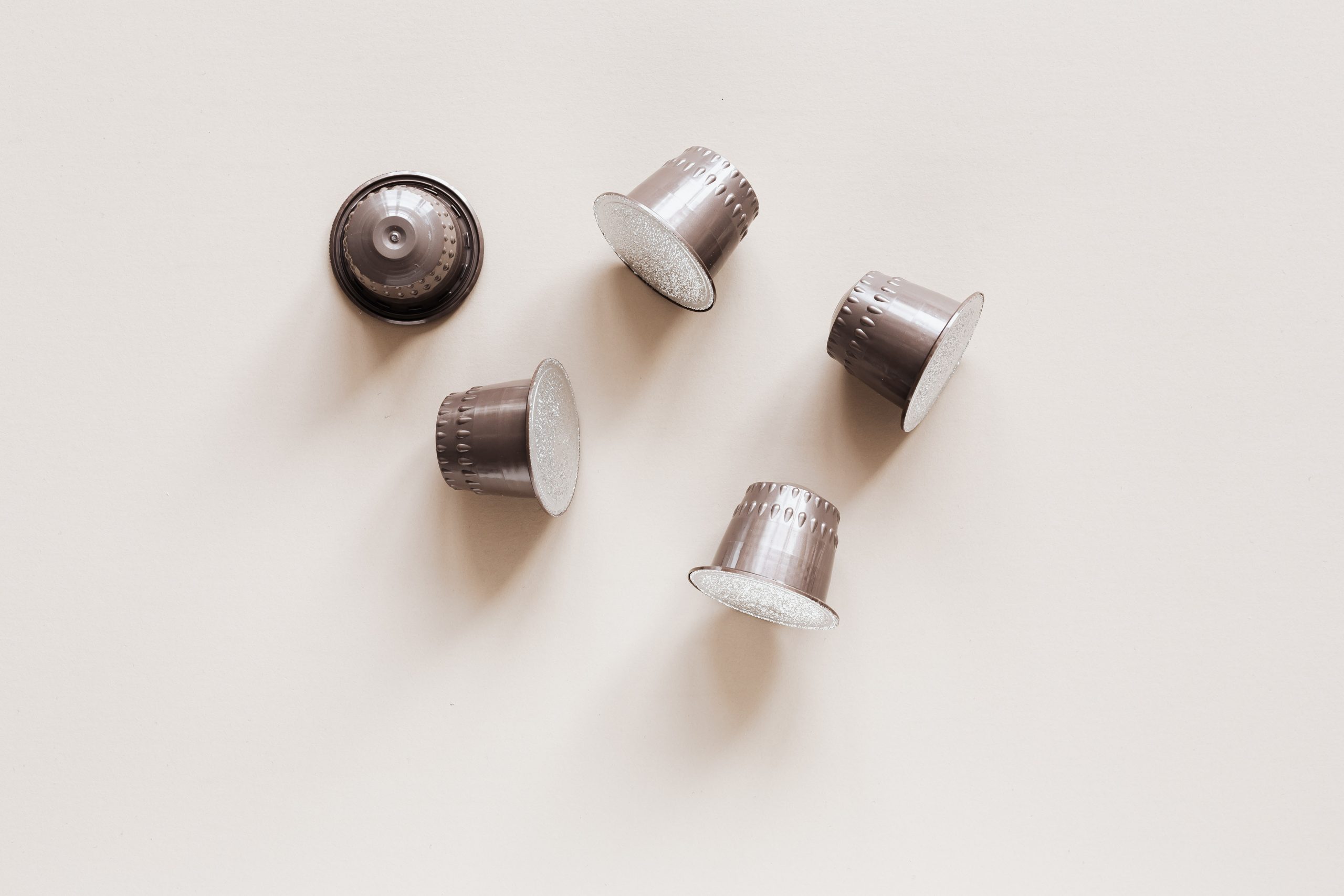 Nespresso cupjes liggend op een lichte achtergrond